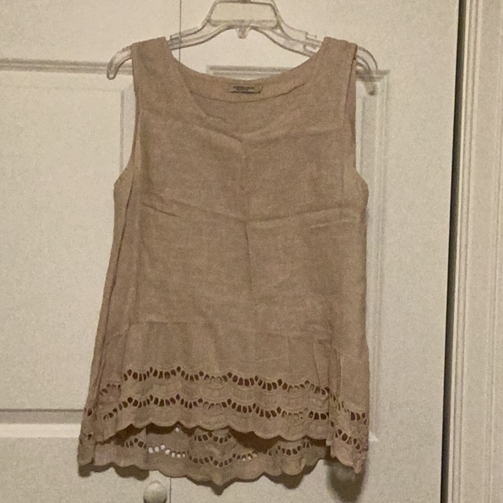 Linen sleeveless eyelet peplum tank.